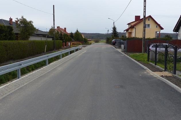 Asfalt i betonowa kostka na Lubelskiej. Wzmocniono rów melioracyjny