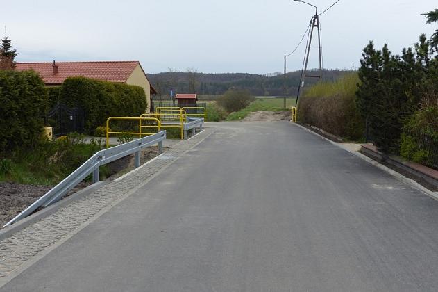 Asfalt i betonowa kostka na Lubelskiej. Wzmocniono rów melioracyjny