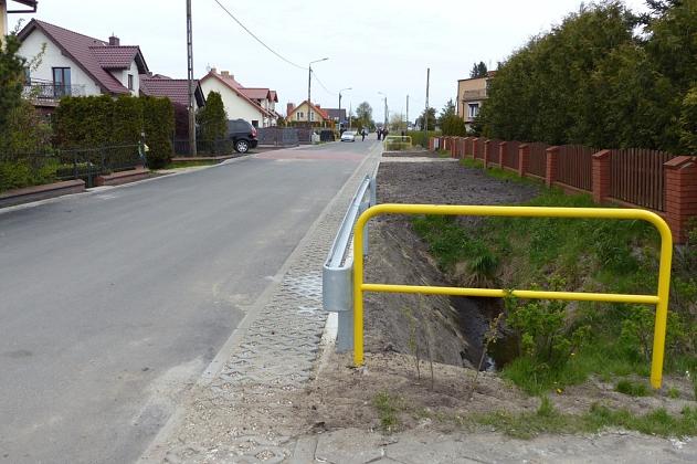 Asfalt i betonowa kostka na Lubelskiej. Wzmocniono rów melioracyjny