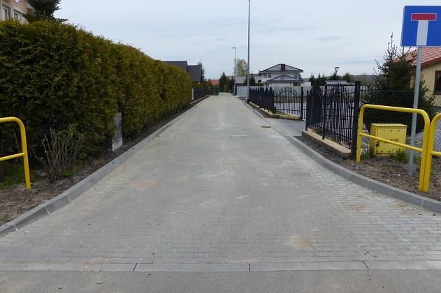 Asfalt i betonowa kostka na Lubelskiej. Wzmocniono rów melioracyjny