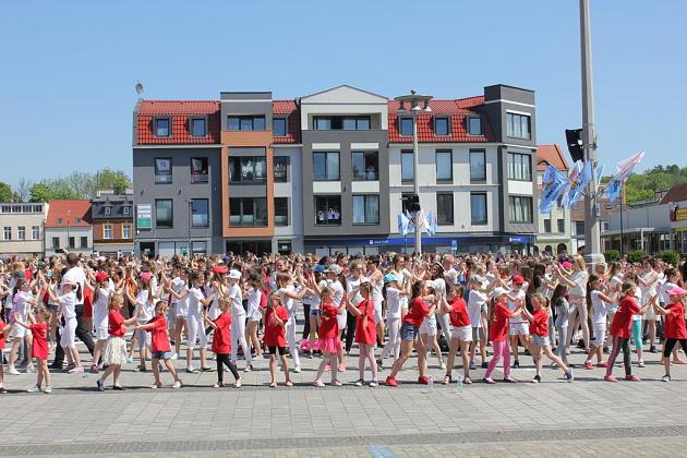 Rekord w tańczeniu układu choreograficznego do piosenki „Chocolate choco choco” pobity!