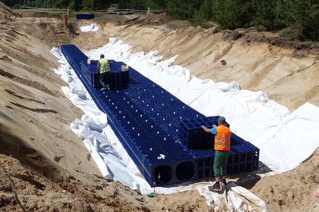 Zakopują skrzynie na Osiedlu Wschód
