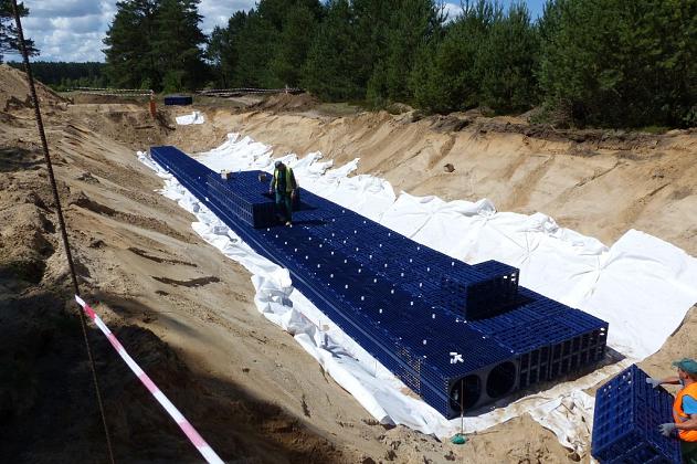 Zakopują skrzynie na Osiedlu Wschód