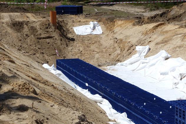 Zakopują skrzynie na Osiedlu Wschód