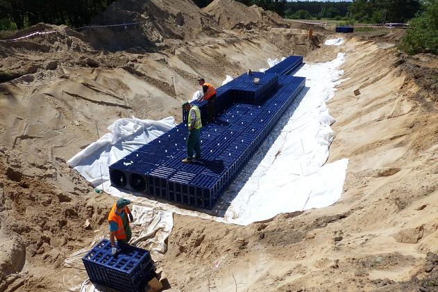 Zakopują skrzynie na Osiedlu Wschód