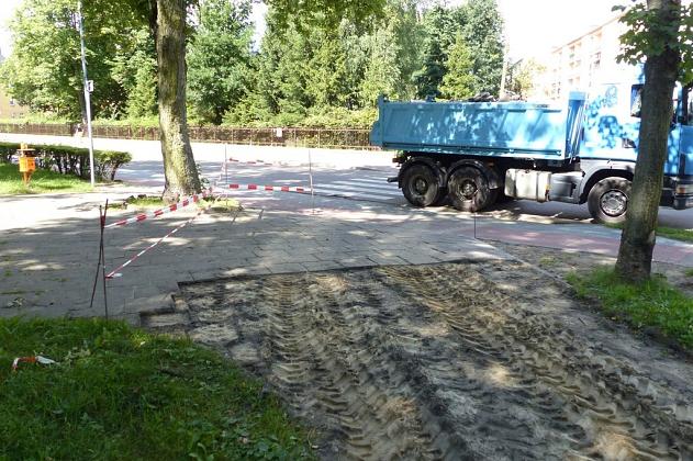 W Parku im. Michalskiego trwa budowa ścieżki pieszo-rowerowej