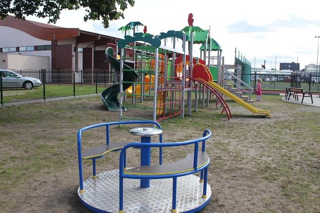 „Pod papugami”. Nowy plac zabaw przy ul. Staszica