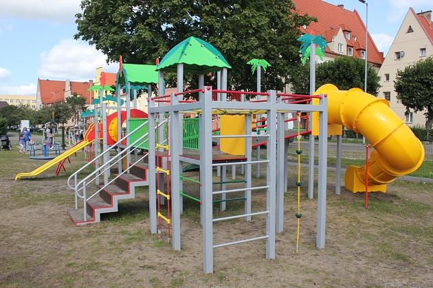 „Pod papugami”. Nowy plac zabaw przy ul. Staszica