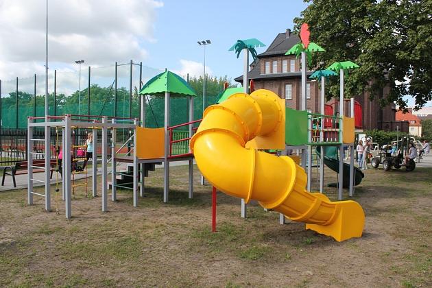 „Pod papugami”. Nowy plac zabaw przy ul. Staszica