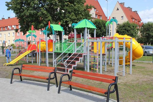 „Pod papugami”. Nowy plac zabaw przy ul. Staszica