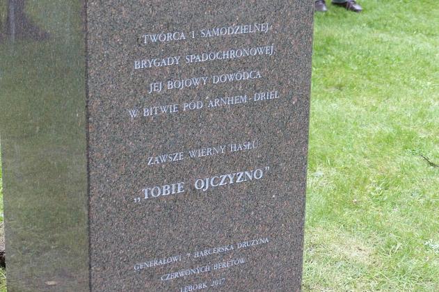 Wmurowali urnę z ziemią pod budowanym pomnikiem gen. Sosabowskiego