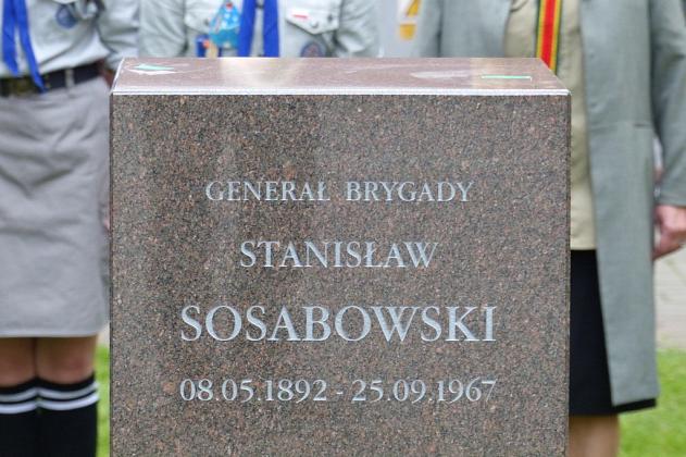 Wmurowali urnę z ziemią pod budowanym pomnikiem gen. Sosabowskiego
