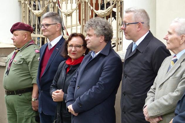 Wmurowali urnę z ziemią pod budowanym pomnikiem gen. Sosabowskiego