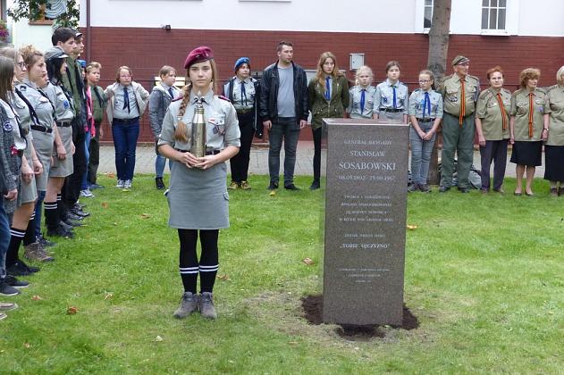Wmurowali urnę z ziemią pod budowanym pomnikiem gen. Sosabowskiego
