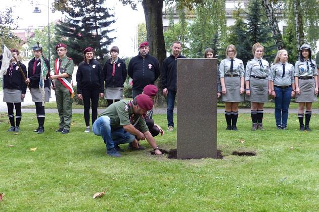 Wmurowali urnę z ziemią pod budowanym pomnikiem gen. Sosabowskiego