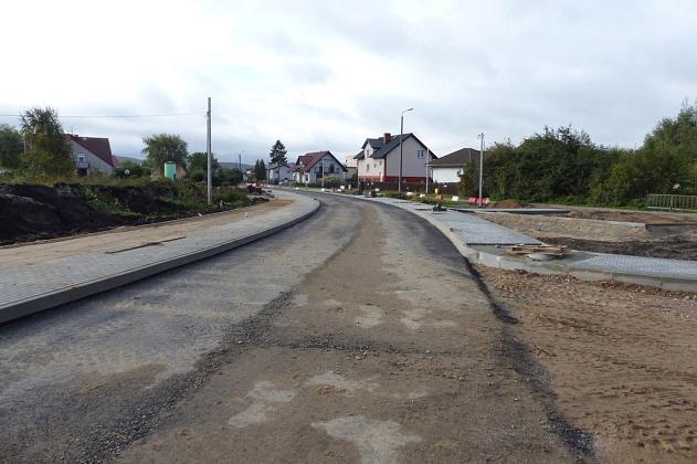 Most na Weterynaryjnej. Betonowe przęsło połączyło oba brzegi