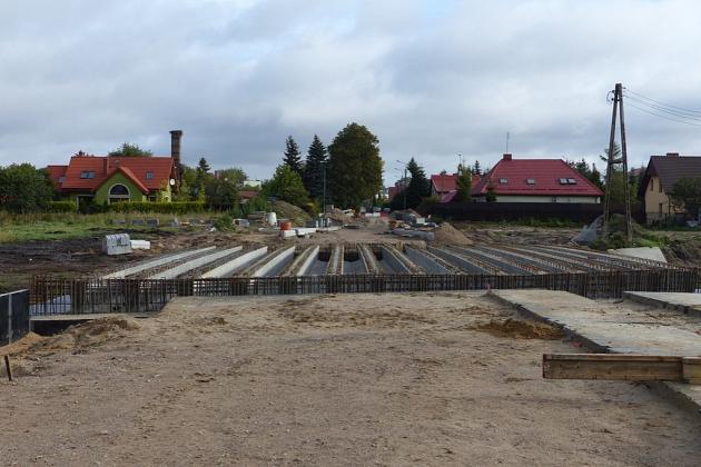 Most na Weterynaryjnej. Betonowe przęsło połączyło oba brzegi