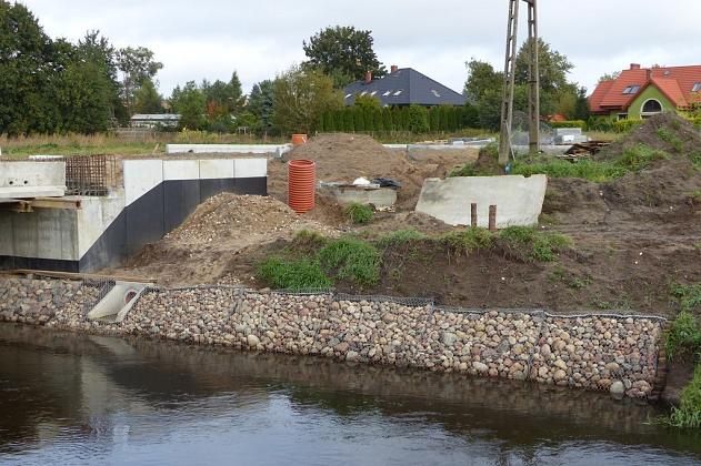 Most na Weterynaryjnej. Betonowe przęsło połączyło oba brzegi