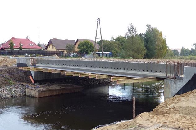 Most na Weterynaryjnej. Betonowe przęsło połączyło oba brzegi