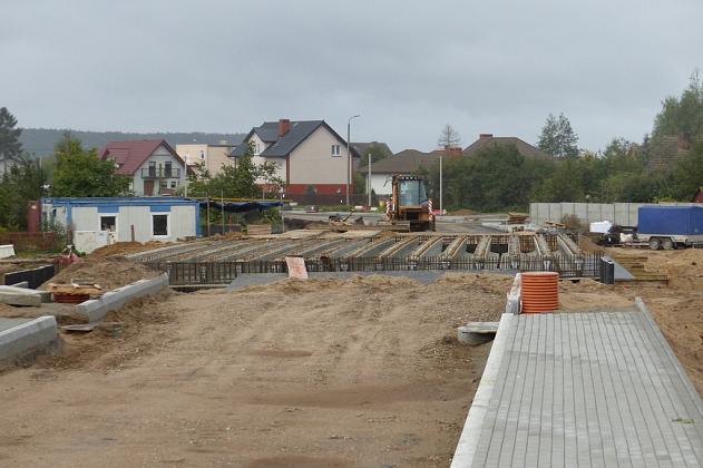 Most na Weterynaryjnej. Betonowe przęsło połączyło oba brzegi