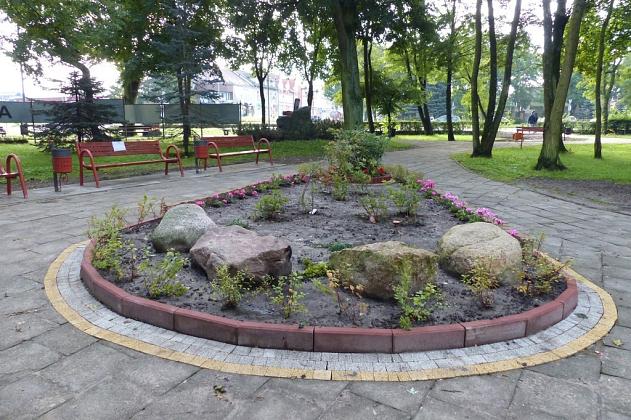 Nowy klomb, ławki i kosze w Parku im. Michalskiego