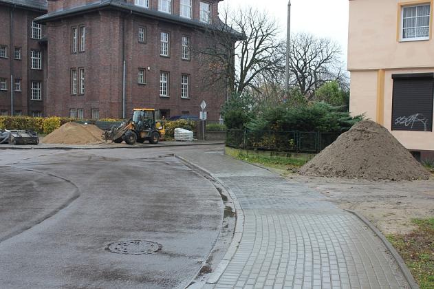 Nowy chodnik i zatoczka postojowa na ulicy Wybickiego