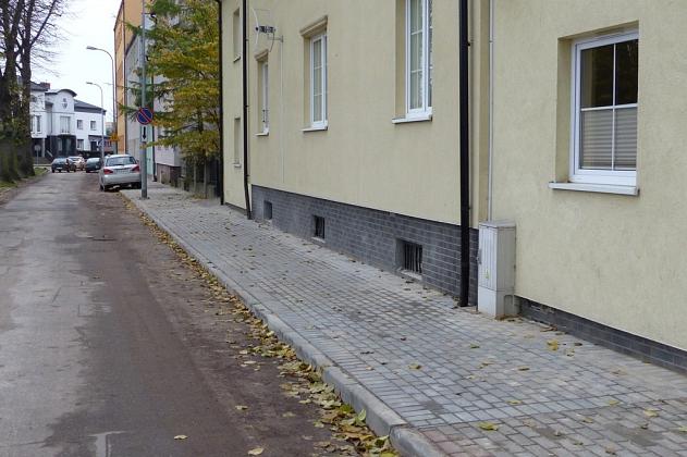 Plac Piastowski z nowym chodnikiem