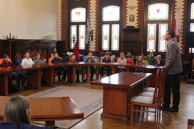 Przedświąteczna wizyta dzieci w ratuszu