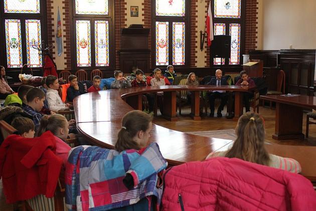 Przedświąteczna wizyta dzieci w ratuszu