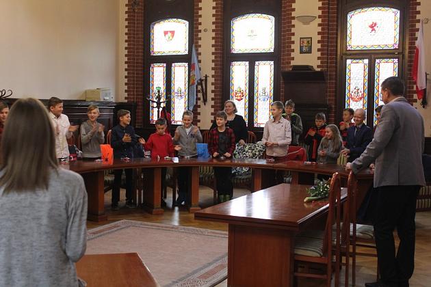 Przedświąteczna wizyta dzieci w ratuszu