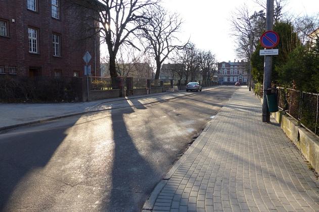 Nowy chodnik i zatoka postojowa na 14 pojazdów na ulicy Wybickiego