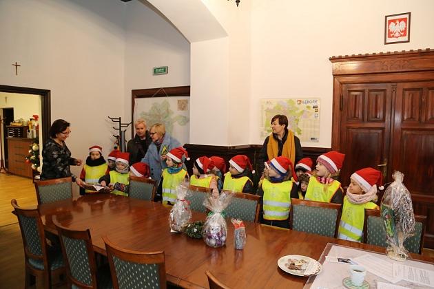 Przedszkolaki z życzeniami w Ratuszu