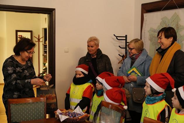 Przedszkolaki z życzeniami w Ratuszu