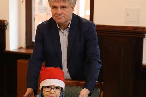 Przedszkolaki z życzeniami w Ratuszu