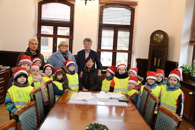 Przedszkolaki z życzeniami w Ratuszu