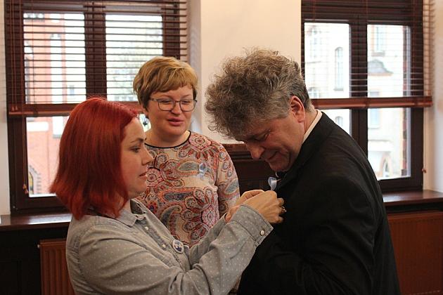 Niebieskie wstążeczki – znak solidarności z osobami z autyzmem