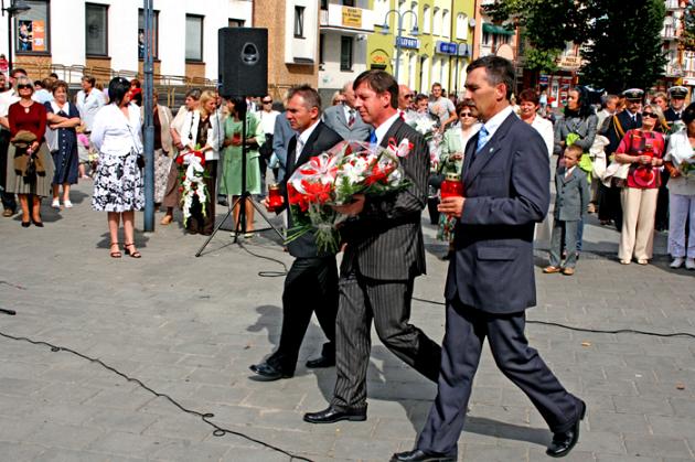 Znicze i kwiaty pamięci w rocznicę wybuchu wojny  
