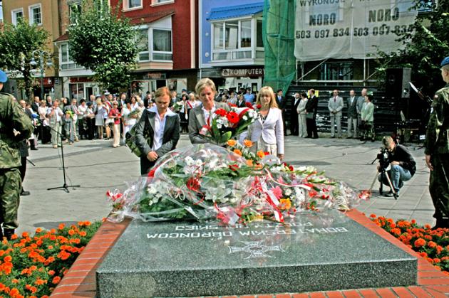 Znicze i kwiaty pamięci w rocznicę wybuchu wojny  