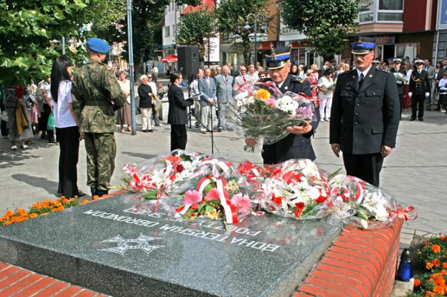 Znicze i kwiaty pamięci w rocznicę wybuchu wojny  