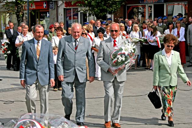Znicze i kwiaty pamięci w rocznicę wybuchu wojny  