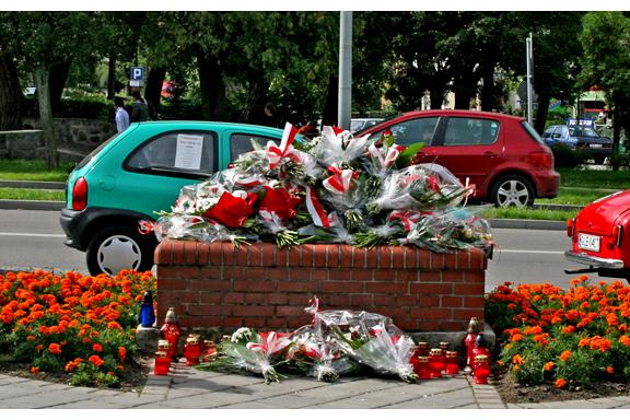 Znicze i kwiaty pamięci w rocznicę wybuchu wojny  