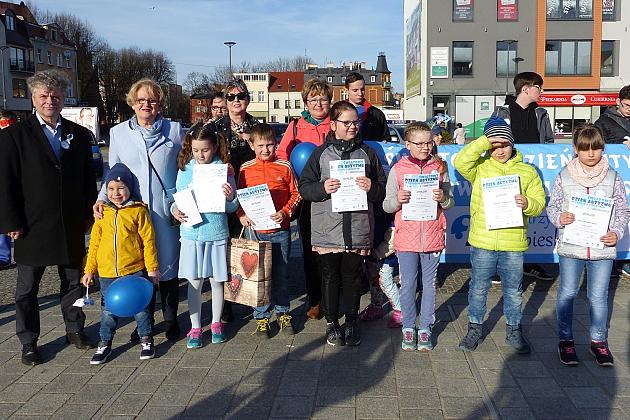 Niebieski Lębork. Podsumowanie kwietniowych Dni Autyzmu.