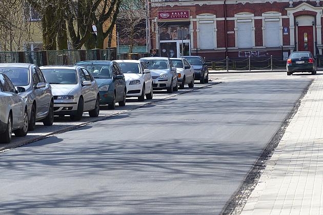Nowy asfalt na placu Piastowskim i Wybickiego