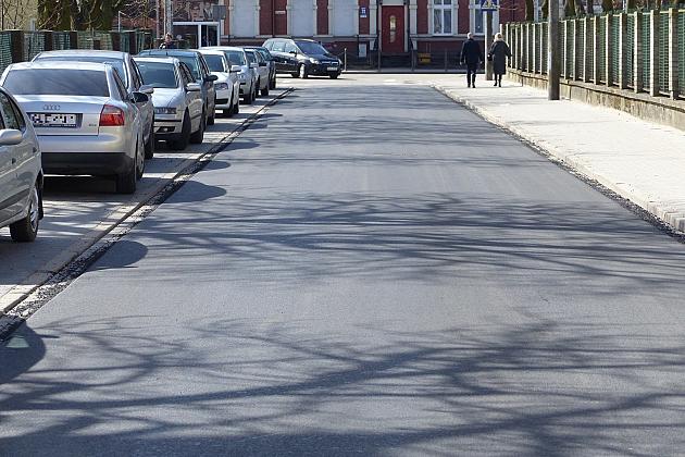 Nowy asfalt na placu Piastowskim i Wybickiego