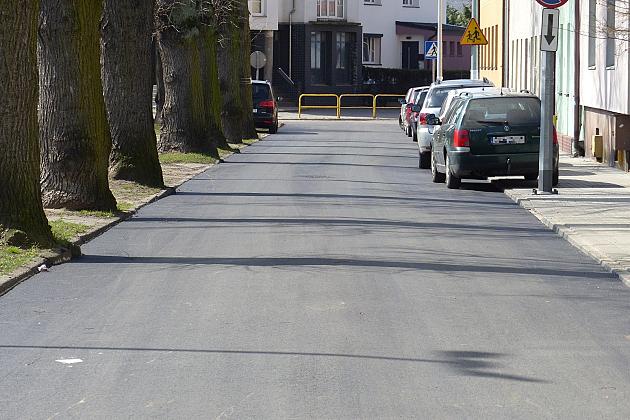 Nowy asfalt na placu Piastowskim i Wybickiego