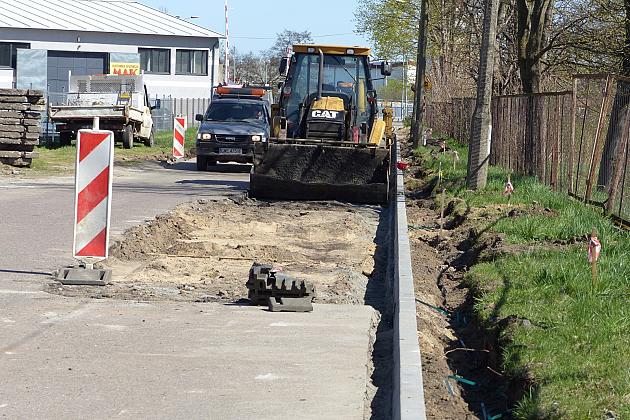 Asfalt zamiast betonowych płyt. Remont Zwarowskiej