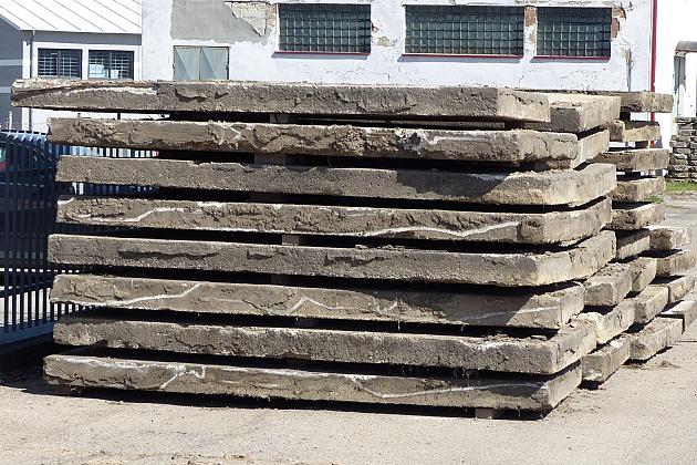 Asfalt zamiast betonowych płyt. Remont Zwarowskiej