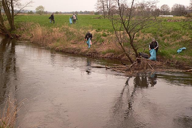 Posprzątano rzekę Łebę