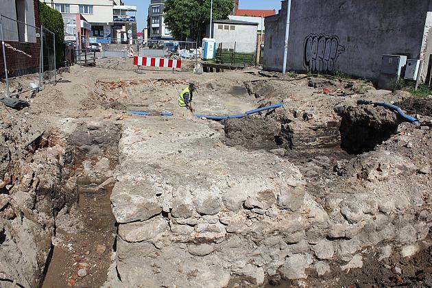 Na Waryńskiego odsłonięto fundamenty średniowiecznej baszty