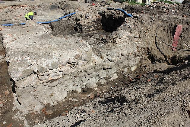 Na Waryńskiego odsłonięto fundamenty średniowiecznej baszty